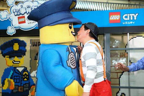 ダチョウ倶楽部・上島（右）とキスをする「ポリス着ぐるみ」。