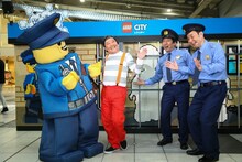 ダチョウ倶楽部と「ポリス着ぐるみ」（左）。