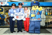 「レゴブロックでドロボウをつかまえよう！PRイベント」に出演する、ダチョウ倶楽部と「ポリス着ぐるみ」（右）。