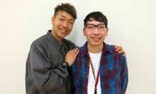 左からアキナ秋山とその弟でYCC在校生の勇輝さん。