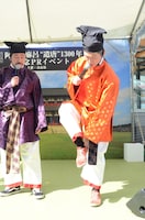 靴だけ自前だと明かす笑い飯・哲夫（左）。