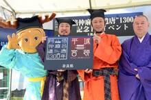 左からせんとくん、笑い飯、海龍王寺の石川重元住職。