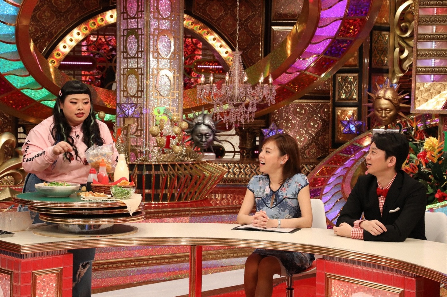 （左から）渡辺直美、高橋真麻、有吉弘行。(c)関西テレビ