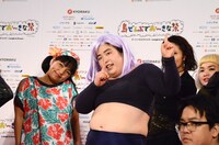 よしもと沖縄41市町村全力応援芸人たちとダンスを踊るゆりやんレトリィバァ。