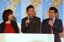 会見のMCを務めた（左から）木佐彩子、ガレッジセール。