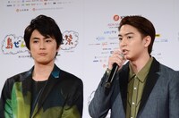 映画祭で上映される作品の出演者として登壇した（左から）間宮祥太朗、稲葉友。