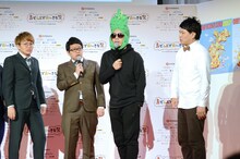 ポケットに手をいれたまましゃべり続ける天竺鼠・川原（右から2番目）。