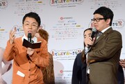 ミキ昴生（右）に関する情報を明かす女と男・市川（左）。