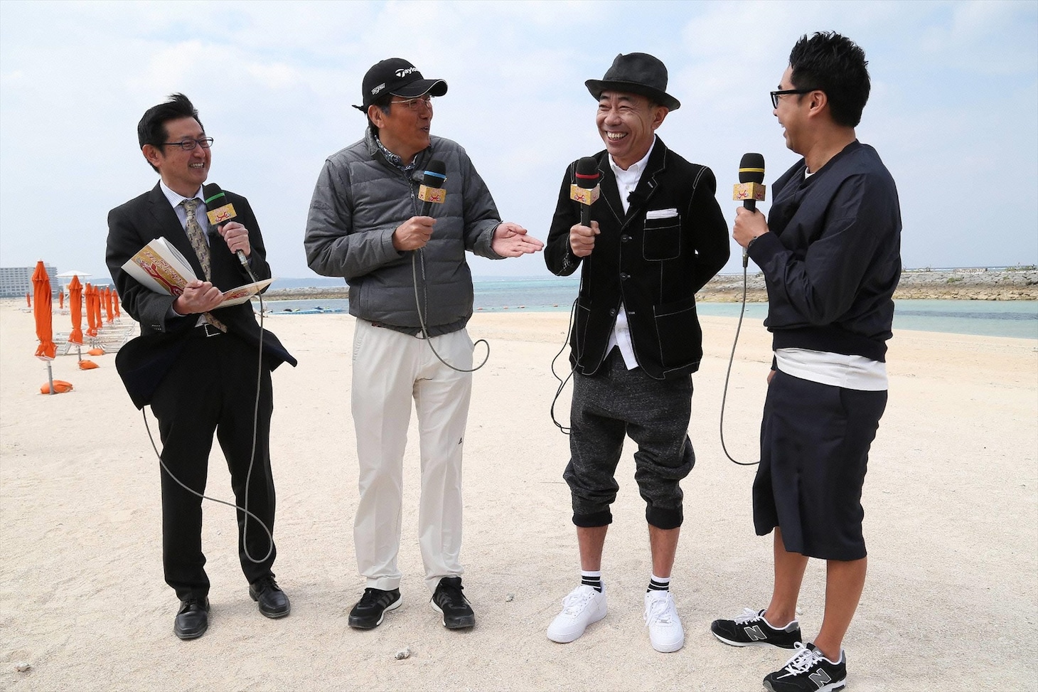 「とんねるずのみなさんのおかげでした史上最大の全落美ら海2時間半SP」に出演する、とんねるず、おぎやはぎ矢作（右）、塩原恒夫フジテレビアナウンサー（左）。(c)フジテレビ