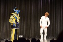 ビッグマウンテンヒデオーと対峙するおばたのお兄さん扮する小栗旬。