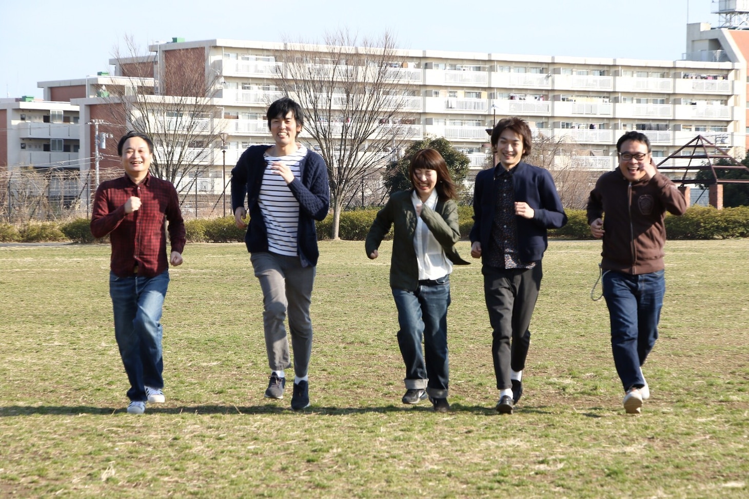 「すいているのに相席」のレギュラーメンバー。左から鬼ヶ島・アイアム野田、ザ・ギース尾関、山脇唯、ザ・ギース高佐、バッファロー吾郎A。