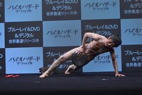 ネタを披露するアキラ100%。