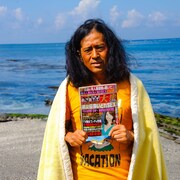 ピース又吉主演で“何も起きない”せきしろサバイバル小説「海辺の週刊大衆」映画化