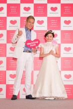 結婚式場の情報サイト「ウエディングパーク」のPRイベントに出演した（左から）じゅんいちダビッドソン、谷花音。