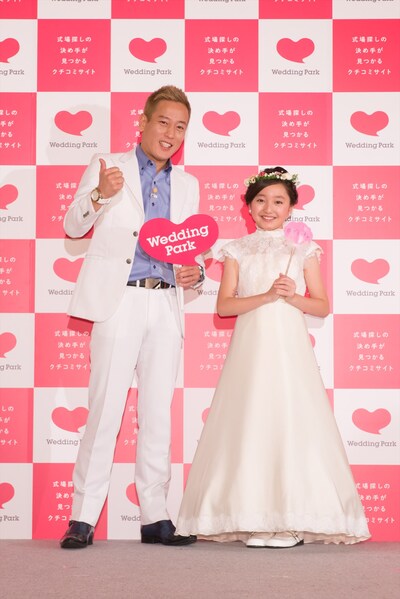 結婚式場の情報サイト「ウエディングパーク」のPRイベントに出演した（左から）じゅんいちダビッドソン、谷花音。