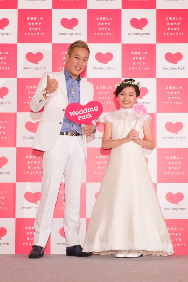 結婚式場の情報サイト「ウエディングパーク」のPRイベントに出演した（左から）じゅんいちダビッドソン、谷花音。