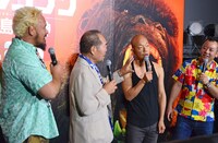 トーク中の（左から）真壁刀義、ガッツ石松、バイきんぐ。