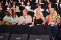 4DXで「キングコング：髑髏島の巨神」を鑑賞する（左から）真壁刀義、ガッツ石松、バイきんぐ。