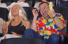 4DXで「キングコング：髑髏島の巨神」を鑑賞するバイきんぐ。