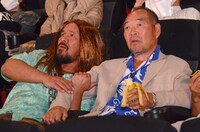 4DXで「キングコング：髑髏島の巨神」を鑑賞する（左から）真壁刀義、ガッツ石松。