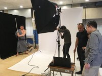 「ケンコバの日めくりカレンダー」撮影中の様子。