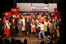 「松竹芸能創立60周年記念 新宿ますだおかだ寄席」の出演者たち。(c)BSフジ