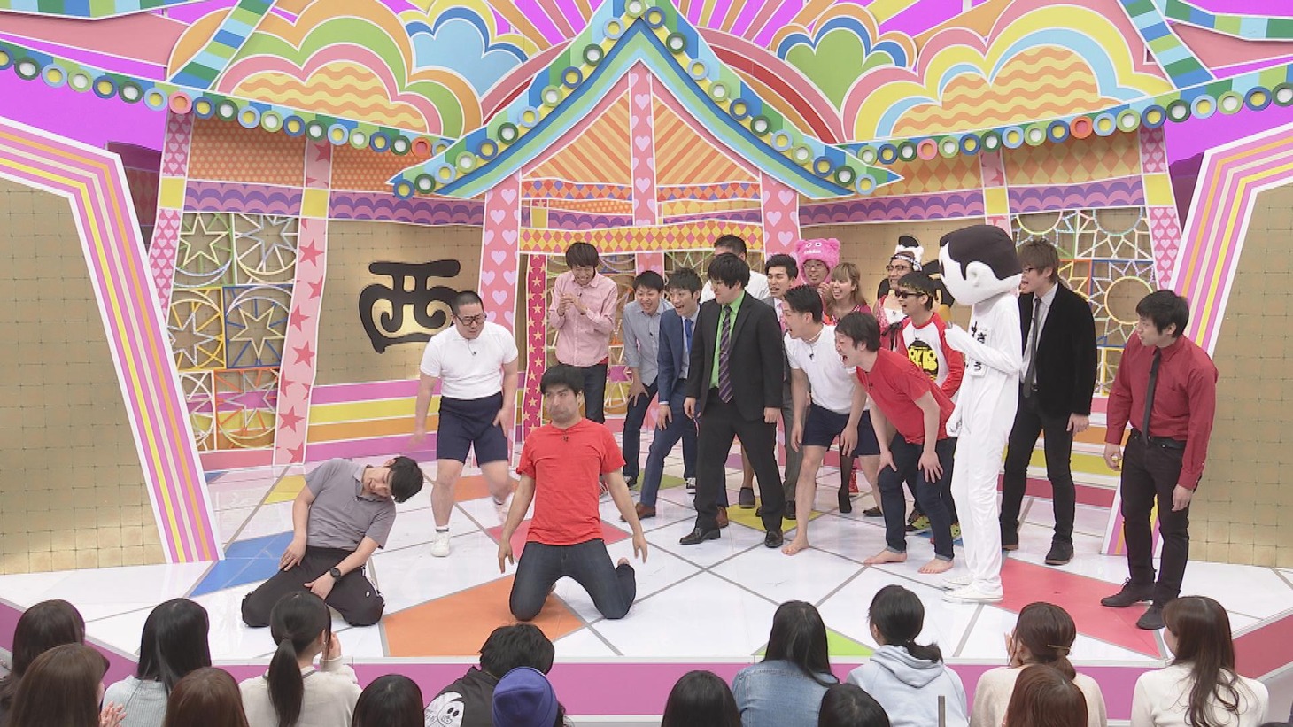 番組エンディングで“2メートルのカマキリ”が再び襲来する場面。(c)中京テレビ