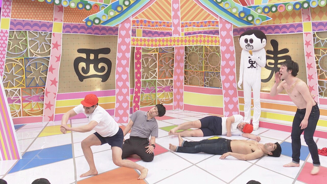 「前略、西東さん」で協力して“2メートルのカマキリ”と戦う、インポッシブルとネルソンズ。(c)中京テレビ