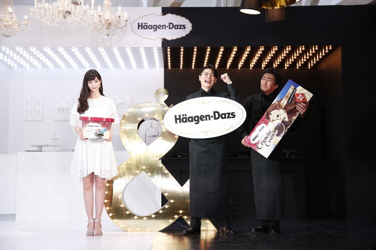 ハーゲンダッツ ジャパン株式会社のPRイベントに登場した、平成ノブシコブシと中条あやみ(左)。