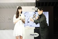 平成ノブシコブシ吉村と中条あやみ（左）。