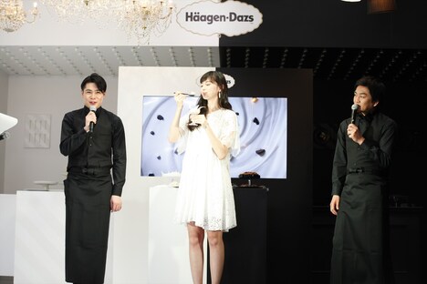 平成ノブシコブシと中条あやみ（中央）。