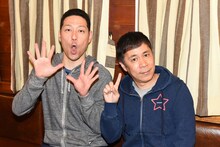 左から東野幸治、ナインティナイン岡村。(c)日本テレビ