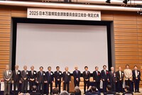 ダウンタウン（中央）ら式典の出席者たち。