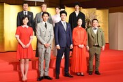 「西郷どん」の出演者たち。前列左から桜庭ななみ、瑛太、鈴木亮平、黒木華、塚地武雅、後列左から平田満、風間杜夫、松坂慶子、渡部豪太。