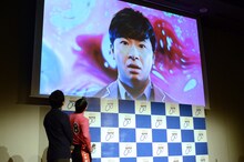 新CMを鑑賞するオードリー。