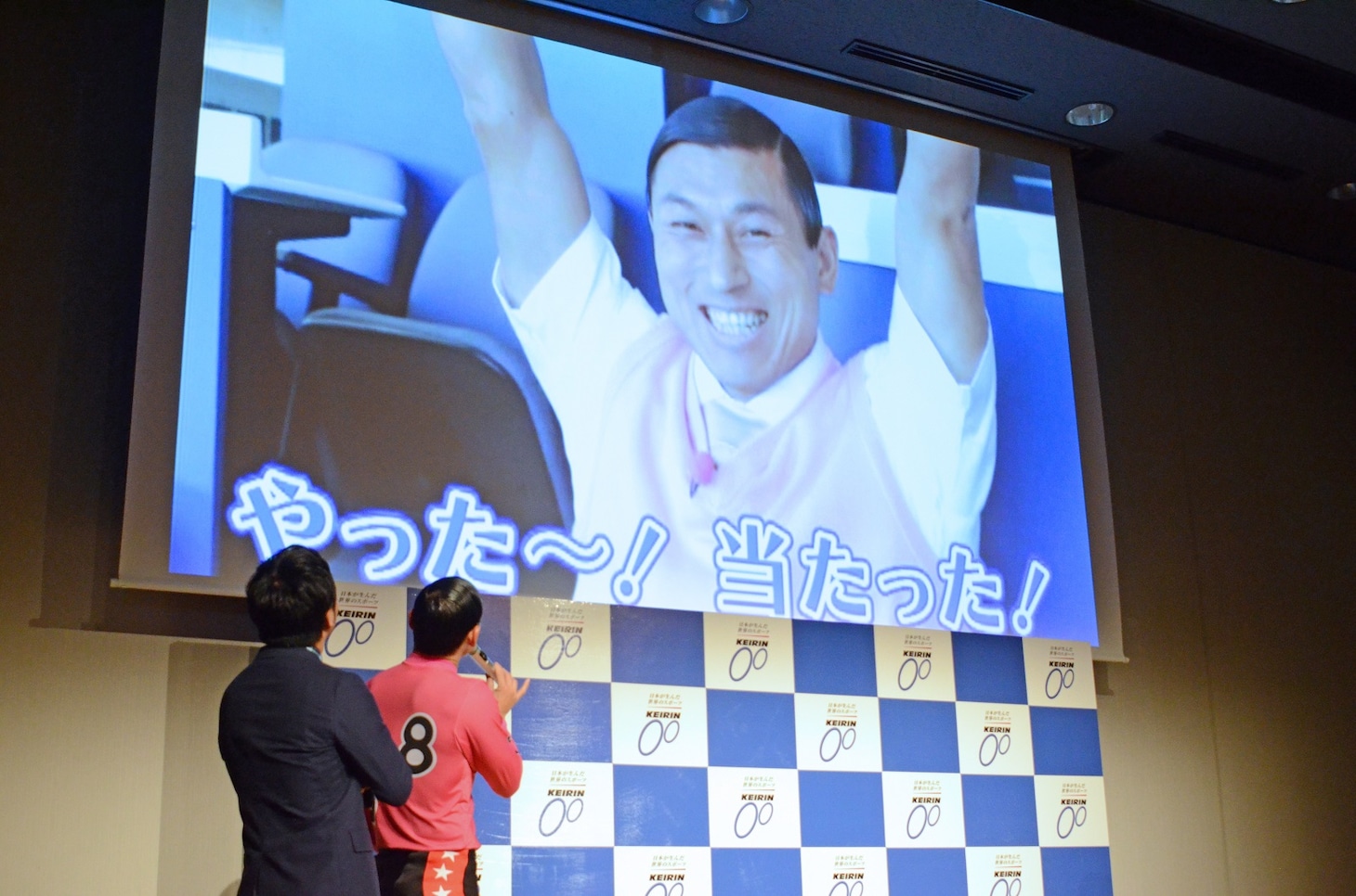 春日が登場するWeb動画を鑑賞するオードリー。