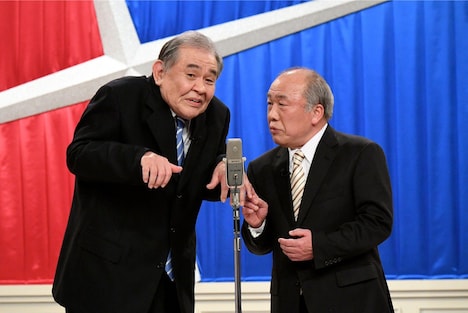 ナイツ塙が書き下ろしたネタを披露する、（左から）渡辺哲、不破万作。(c)テレビ朝日