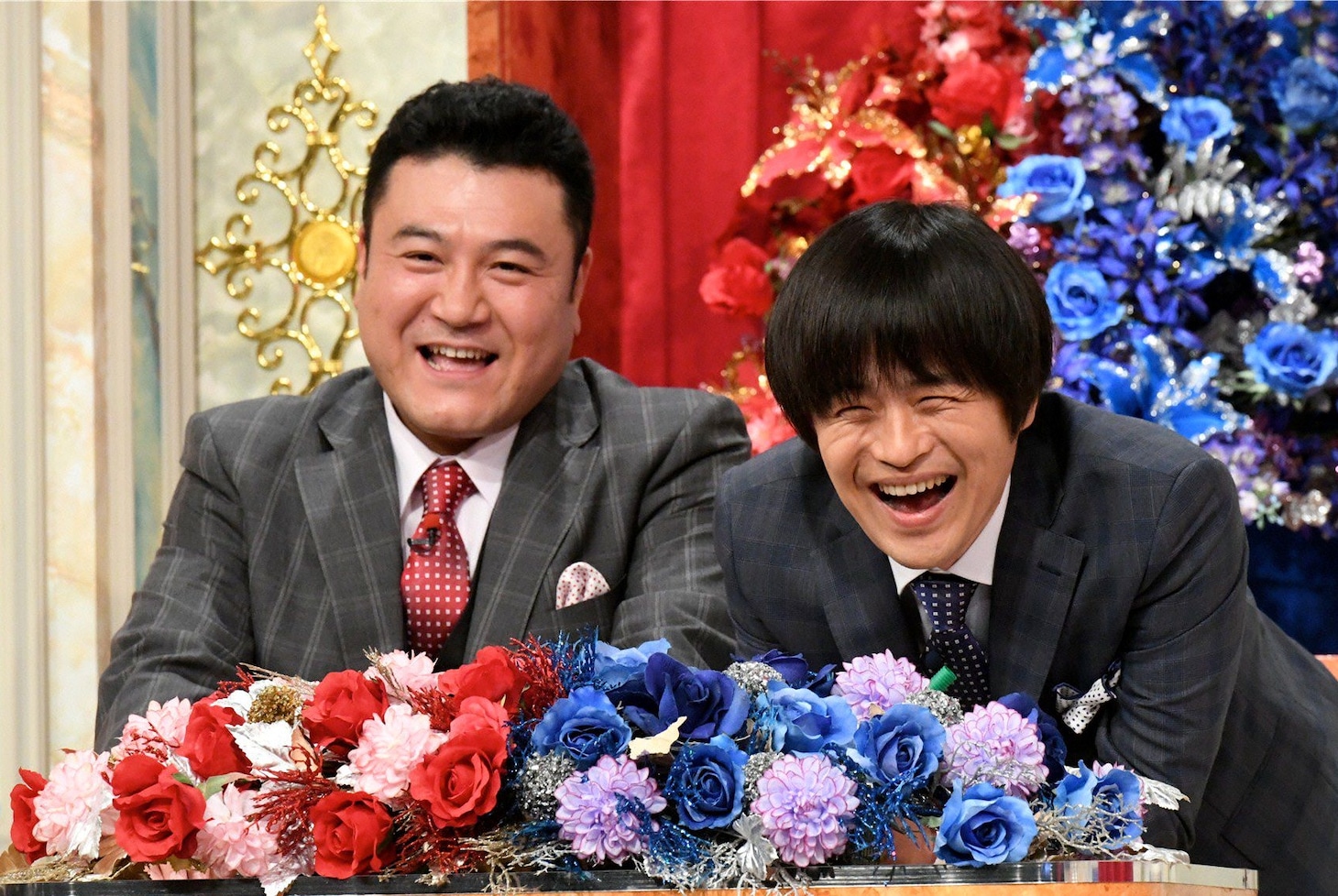 「笑×演」MCの（左から）アンタッチャブル山崎、バカリズム。(c)テレビ朝日