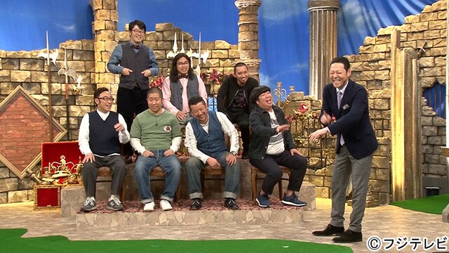 「笑いの勇者」に出演するMCの東野幸治（右端）と勇者芸人たち。