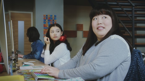 CMに出演するゆりやんレトリィバァ(右)。