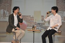 左から堺雅人、成田凌。