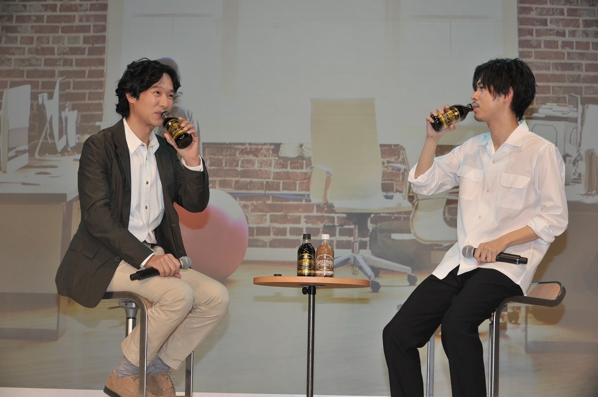 左から堺雅人、成田凌。