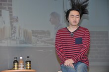 強風を吹きかけられるピスタチオ小澤。