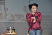 強風を吹きかけられるピスタチオ小澤。