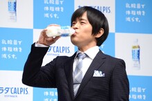 「カラダカルピス」を試飲するバカリズム。