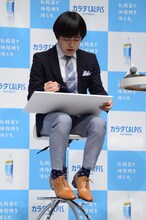 イラストを描くバカリズム。