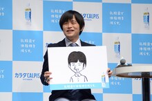 イラストを発表するバカリズム。