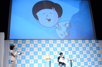 CMと自分のイラストを見比べるバカリズム。