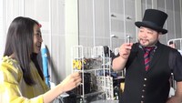 ワイングラスの持ち方を奈緒（左）に指導する髭男爵・山田ルイ53世（右）。