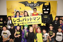 映画「レゴバットマン ザ・ムービー」の公開直前イベントに登壇した（後列左から）おかずクラブ、小島よしお。